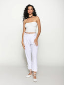 Calça com pregas, bolsos faca, cinto e detalhe em botões Biamar