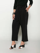 Calça com pregas, bolsos faca e cinto Biamar