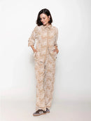 Calça reta com bordados aplicados e bolsos faca Biamar