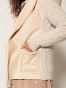 Casaco com tecimento em tranças e pele fake com capuz e sem fechamento frontal Biamar