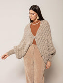 Casaco em ponto bombom com manga bufante e fechamento por botão Biamar