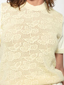 Blusa manga curta com detalhe de pontos vazados e tecimento de folhas Biamar