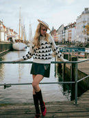 Blusa em padronagem geométrica com gola rolê e mangas da cava quadrada Biamar