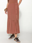 Vestido midi evasê canelado com decote quadrado e detalhe em botões Biamar