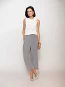 Calça com pregas, bolsos faca e cinto Biamar