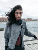 Capa com mangas e fechamento em alamar Biamar