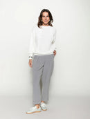 Calça com pregas, bolsos faca, detalhe em botões e barra dobrada Biamar