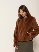 Casaco em pele fake com gola redonda, fechamento em zíper e mangas de cava posta Biamar