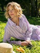 Vestido com padronagem em listras, botões e babados Urbanity