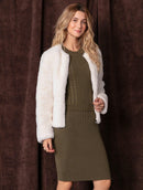 Casaco em pele fake com gola redonda, fechamento em zíper e mangas de cava posta Biamar