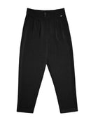 Calça em alfaiataria com detalhe no cós, pregas, bolsos faca e fenda na barra Biamar