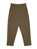 Calça em alfaiataria com detalhe no cós, pregas, bolsos faca e fenda na barra Biamar