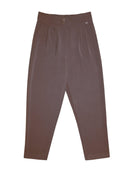 Calça em alfaiataria com detalhe no cós, pregas, bolsos faca e fenda na barra Biamar