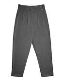 Calça em alfaiataria com detalhe no cós, pregas, bolsos faca e fenda na barra Biamar