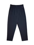 Calça em alfaiataria com detalhe no cós, pregas, bolsos faca e fenda na barra Biamar