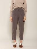 Calça em alfaiataria com detalhe no cós, pregas, bolsos faca e fenda na barra Biamar