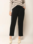 Calça em alfaiataria com detalhe no cós, pregas, bolsos faca e fenda na barra Biamar