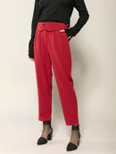 Calça em alfaiataria com detalhe no cós, pregas, bolsos faca e fenda na barra Biamar