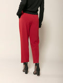 Calça em alfaiataria com detalhe no cós, pregas, bolsos faca e fenda na barra Biamar