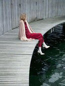 Calça em alfaiataria com detalhe no cós, pregas, bolsos faca e fenda na barra Biamar