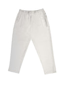 Calça em alfaiataria com pregas, bolsos faca e fendas na barra Biamar