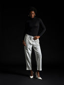 Calça em alfaiataria com pregas, bolsos faca e fendas na barra Biamar