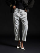 Calça em alfaiataria com pregas, bolsos faca e fendas na barra Biamar