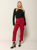 Calça em alfaiataria com detalhe no cós, pregas, bolsos faca e fenda na barra Biamar