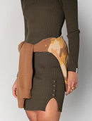 Vestido canelado de gola média com detalhe em botões e mangas de cava posta aBenção