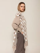 Calça em alfaiataria com detalhe no cós, pregas, bolsos faca e fenda na barra Biamar