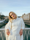 Blusa em algodão em pontos vazados, gola canoa e mangas de cava quadrada Biamar