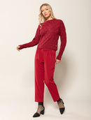 Calça em alfaiataria com detalhe no cós, pregas, bolsos faca e fenda na barra Biamar