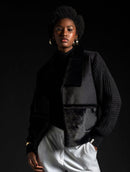 Calça em alfaiataria com pregas, bolsos faca e fendas na barra Biamar