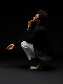 Calça em alfaiataria com pregas, bolsos faca e fendas na barra Biamar