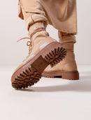 Coturno new york de cano médio e solado tratorado Biamar