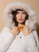 Jaqueta alongada com capuz ajustável em pele fake, bolsos e mangas de cava posta Biamar