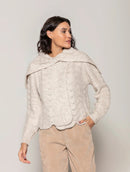 Casaco com gola estilo de capa marinheiro, detalhe transpassado e ponto em trança Biamar