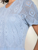 Vestido midi evasê com trama vazada e bolsos Biamar