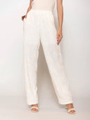 Calça reta com bordados aplicados e bolsos faca Biamar