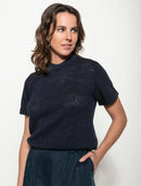 Blusa manga curta com detalhe de pontos vazados e tecimento de folhas Biamar