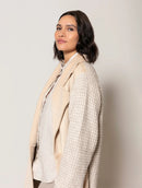 Casaco alongado com recortes e detalhes em suede, tricô e pele fake Biamar