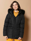 Jaqueta alongada com capuz ajustável em pele fake, bolsos e mangas de cava posta Biamar