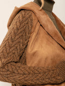 Casaco com tecimento em tranças e pele fake com capuz e sem fechamento frontal Biamar