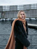 Casaco em pele fake com capuz, fechamento frontal em botões e mangas de cava posta Biamar