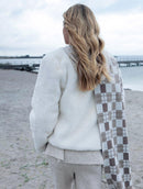 Casaco em pele fake com gola redonda, fechamento em zíper e mangas de cava posta Biamar