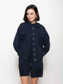 Jaqueta com botões, capuz ajustável, bolsos e mangas de cava quadrada Biamar