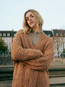 Casaco alongado vazado com mangas de cava quadrada e sem fechamento frontal Biamar