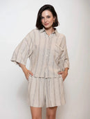 Camisa com padronagem em listras, botões e mangas de cava quadrada Biamar