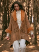 Capa assimétrica com padronagem em xadrez, gola removível e pele fake aBenção