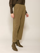 Calça em alfaiataria com pregas, bolsos faca e barra dobrada Biamar